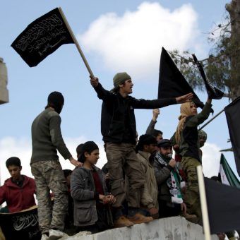 Członkowie Frontu An-Nusra, syryjskiej siatki Al-Kaidy, podczas protestów antyrządowych w 2016 roku (fot. Voice of America, lic. CC BY 3.0). Członkowie Frontu An-Nusra, syryjskiej siatki Al-Kaidy, podczas protestów antyrządowych w 2016 roku (fot. Voice of America, lic. CC BY 3.0).