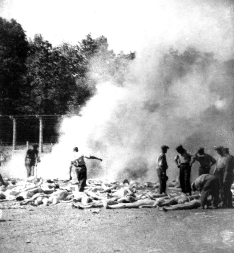 Członkowie Sonderkommando zajmowali się między innymi paleniem zwłok zamordowanych więźniów obozu (źródło: domena publiczna).