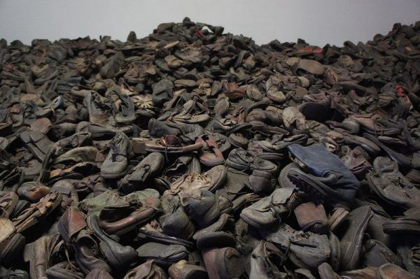 Tysiące par butów ofiar zamordowanych w Auschwitz-Birkenau (fot. Bibi595; lic. CC ASA 3.0).