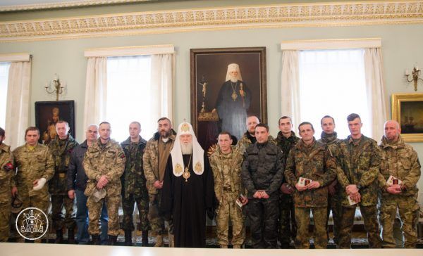 Ochotnicze oddziały Prawego Sektora z chęcią współdziałają z czeczeńskimi siłami. Zdjęcie z wizyty w batalionie patriarchy Filareta (źródło: Kijowski Patriarchat, domena publiczna).
