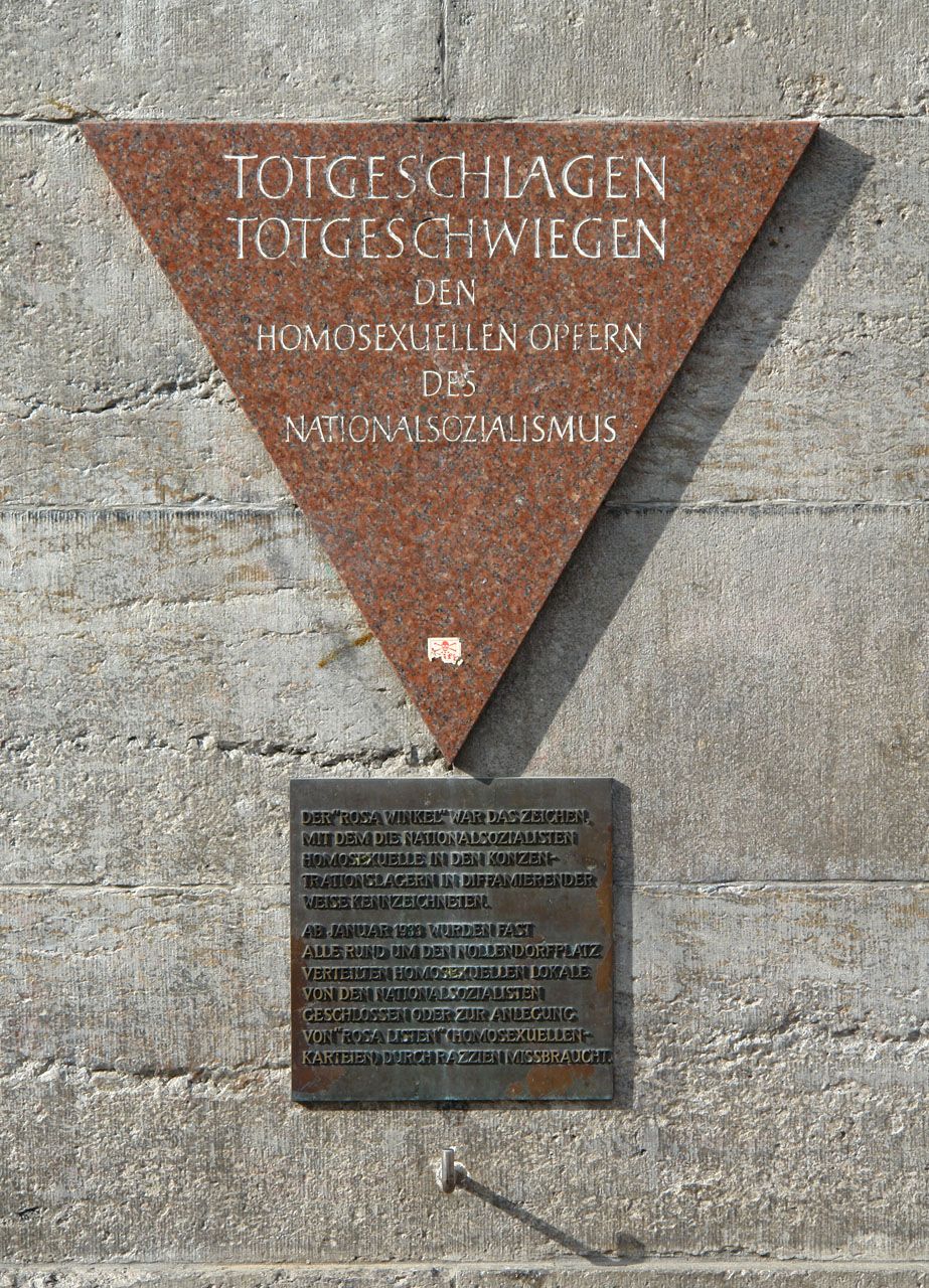 Do Auschwitz trafiło 97 homoseksualistów. Wyzwolenia doczekał tylko jeden. Na zdjęciu berlińska tablica upamiętniająca ofiary spod znaku różowego trójkąta - takie było oznaczenie homoseksualistów w obozach (zdj. Michael F. Mehnert, lic. CC BY-SA 3.0).