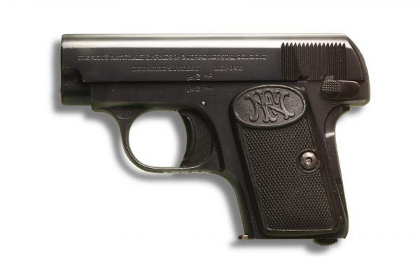 Popularny w międzywojniu pistolet typu browning często służył do niecnych celów (źródło: Henri Guisan, CC BY-SA 2.0 FR).