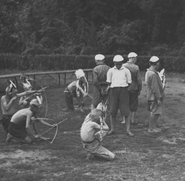 Na tym zdjęciu z półkolonii dla ubogich warszawiaków z 1936 roku dzieci tylko bawią się w zabijanie. Niestety czasem jeden nieletni likwidował drugiego i to w sposób bardzo brutalny (źródło: domena publiczna).