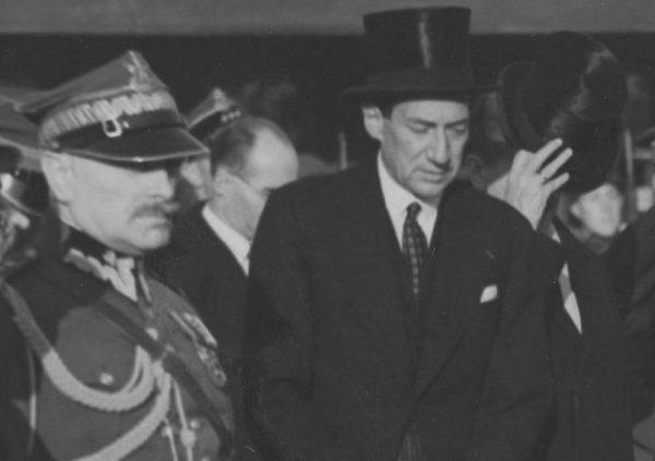 W latach 30. w rozmowach z przedstawicielami żydowskich organizacji niepodległościowych brali udział politycy najwyższego szczebla. Nie zabrakło wśród nich premiera Składkowskiego (pierwszy po lewej w mundurze) i ministra Becka (źródło: domena publiczna).
