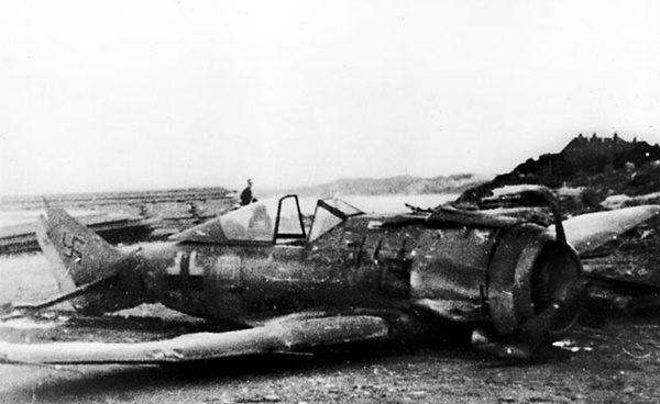 Zestrzelony Focke-Wulf FW 190. Właśnie taka maszyna miała być pięćsetną zdobyczą polskich lotników w trakcie II wojny światowej.