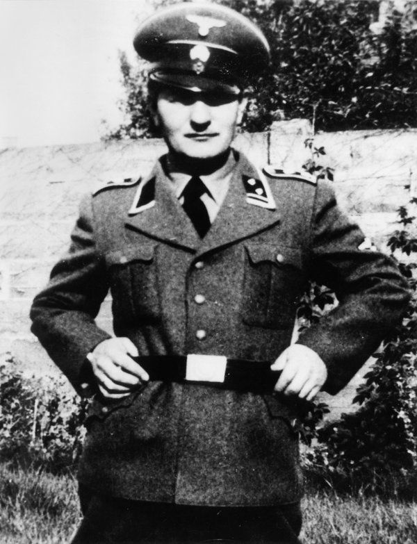 Po agresji Związku Radzieckiego na Polskę Menten szybko nawiązał współpracę z nazistami. Zdjęcie z roku 1941.