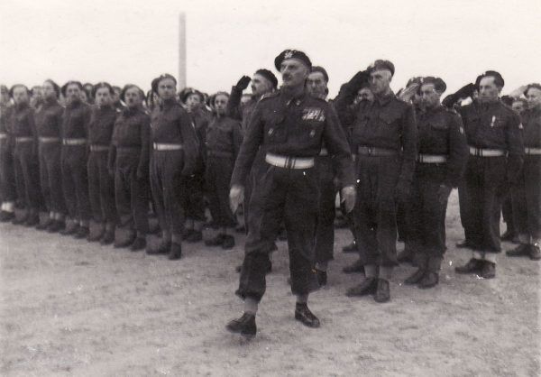 Władysław Anders podczas inspekcji Gimnazjum polskiego w Casarano we Włoszech, 2 czerwca 1946 roku. A mógł już wtedy być w Polsce...