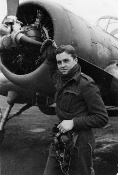 "Ostatni pilot" - Jerzy Główczewski przy swoim samolocie.