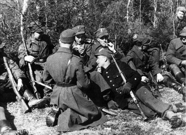 Sowieci podstępem rozbrajalii i aresztowali żołnierzy AK, którzy wcześniej wspólnie z nimi odbijali z rąk Niemców polskie miasta. Na zdjęciu żołnierze 27 Wołyńskiej Dywizji Piechoty AK.