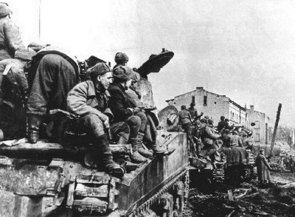 Jednostki Armii Czerwonej po zajęciu Landsberga. przemianowanego później na Gorzów Wielkopolski. Styczeń 1945 roku.