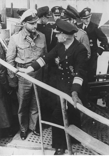Kapitan niemieckiej marynarki wojennej Fritz - Julius Lemp (z lewej) podczas rozmowy z kontradmirałem Karlem Dönitzem (z prawej).