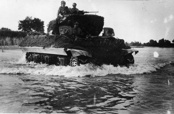 Przeprawa przez rzekę Metauro niszczyciela czołgów M10 Wolverine z 7 Pułku Artylerii Przeciwpancernej. Walki na Linii Gotów.