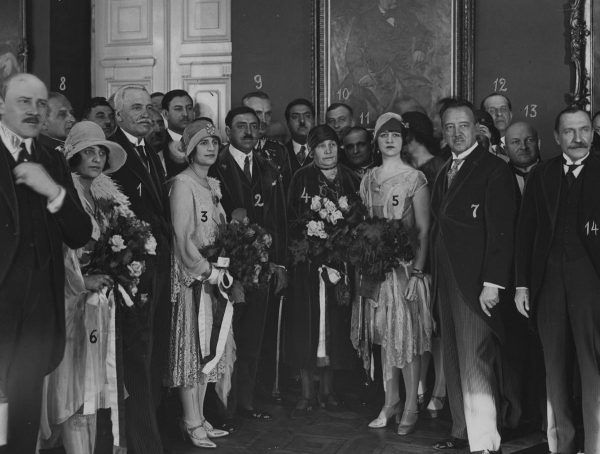 Królowa Soraja (na zdjęciu z numerem 3) w czasie wizyty w Polsce. Kwiecień 1928 roku.