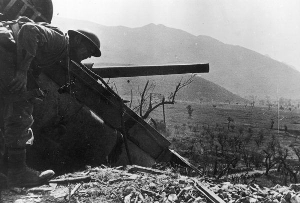 Bohdan Tymieniecki przy czołgu M4 Sherman zawieszonym na urwisku podczas walk we Włoszech. Bohdan Tymieniecki przy czołgu M4 Sherman zawieszonym na urwisku podczas walk we Włoszech.