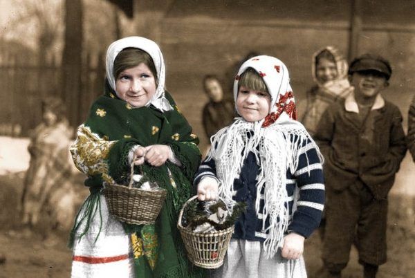 Wiele miast i wsi jeszcze przed Wielkanocą 1945 roku zostało splądrowanych przez Sowietów. Mimo tego, mieszkańcy tych miejscowości starali się kultywować tradycje.