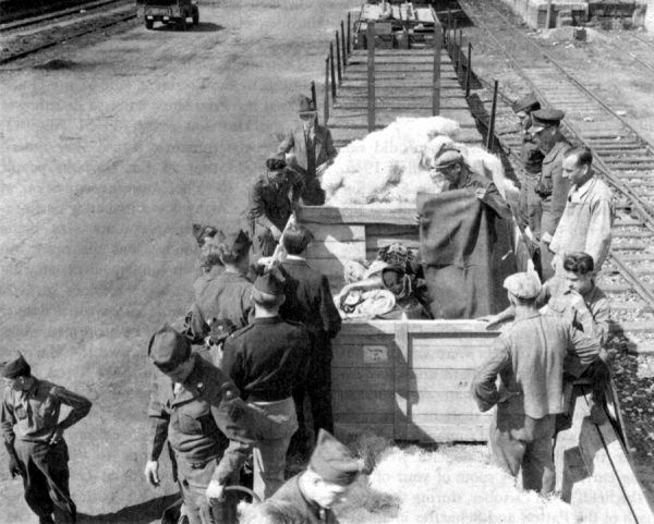 Na zdjęciu z kwietnia 1946 roku uwieczniono moment załadunku ołtarza Wita Stwosza, który wraca do Polski.
