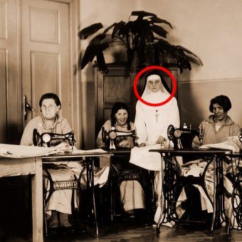 Terapia zajęciowa. Na zdjęciu zakonnica pełniąca służbę pielęgniarską i grupa pacjentek. Fotografia z okresu międzywojennego.