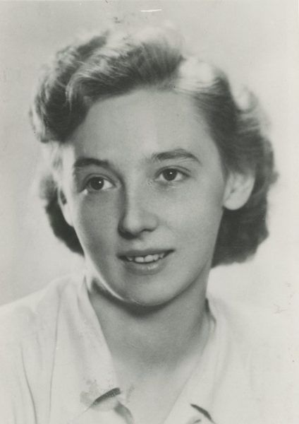 Ludwika Zachariasiewicz na fotografii z 1943 roku ze zbiorów rodzinnych (zdjęcie pochodzi z książki "Randka z wrogiem", wydanej ostatnio przez Wydawnictwo Naukowe PWN oraz Ośrodek Karta).
