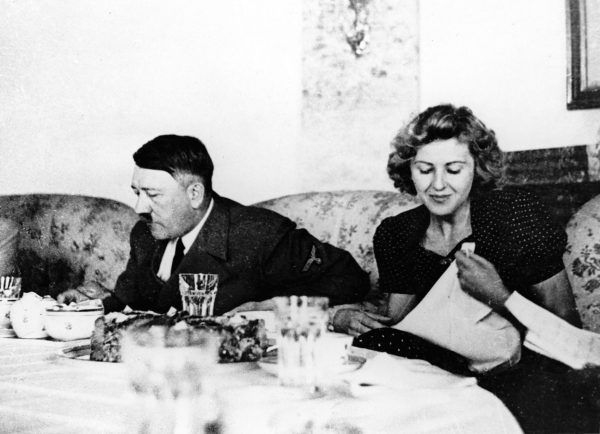 Wspólny ,,rodzinny" obiad. Tyle, że ,,rodzina" ciut patologiczna... Fotografia pochodzi z książki ,,Czekoladowy tort z Hitlerem" (Bellona 2017).