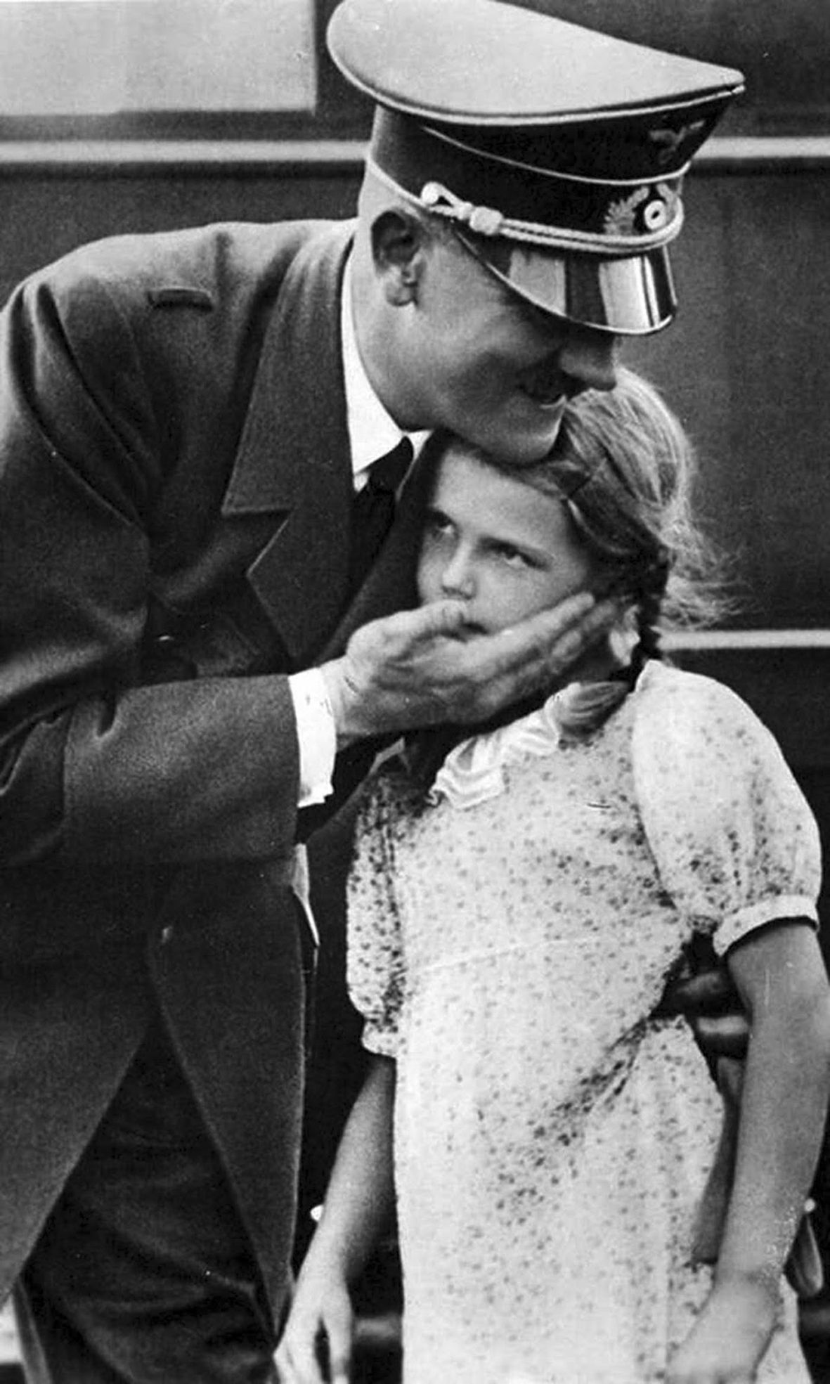 Dzieci Goebbelsów od najmłodszych lat miały kontakt z najważniejszymi ludźmi z nazistowskich Niemiec. Helga Goebbels na zdjęciu z Adolfem Hitlerem.
