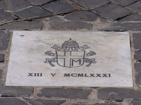 Tablica upamiętniająca miejsce zamachu na Placu św. Piotra.