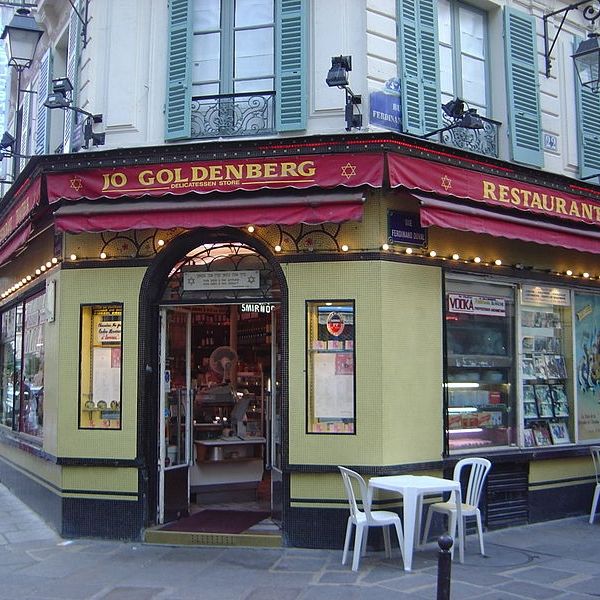 Paryska restauracja Jo Goldenberg. To tu w roku 1982 miał miejsce krwawy zamach, który kosztował życie 6 osób. Odpowiedzialni za niego palestyńscy terroryści wiedli w PRL życie złotej młodzieży.