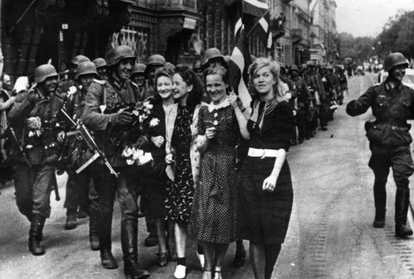 W niektórych stronach na terenie ZSRR naziści byli przyjmowani, jako wyzwoliciele spod terroru komunistów. Na zdjęciu Łotysze witający armię niemiecką.
