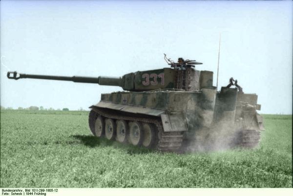 Gutowski dokonał nie lada sztuki - upolował Tygrysa. Koloryzowane zdjęcie Panzer VI (Tiger I), wykonane w północnej Francji.