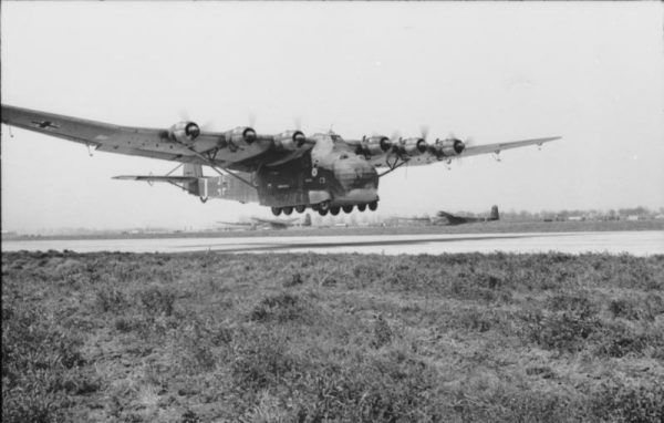 Niemieccy lotnicy nie miał łatwego życia nad Stalingradem. Na zdjęciu niemiecki samolot transportowy Messerschmitt Me 323 "Gigant".