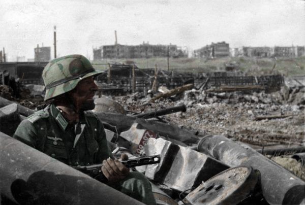 Zdjęcie kolorowe, ależ życie niemieckich żołnierzy wcale nie należało do wesołych. Na zdjęciu nazistowski oficer podczas bitwy o Stalingrad.