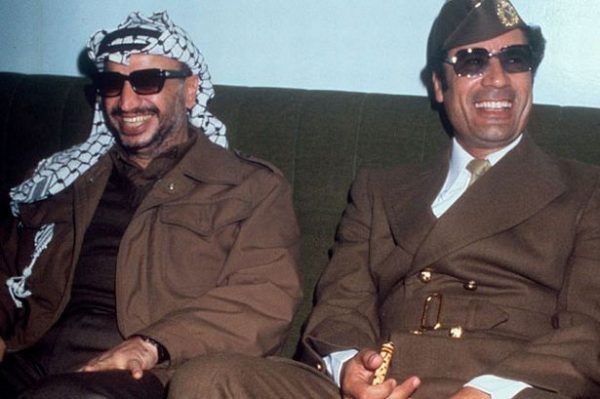 Polską broń chętnie zaopatrywał się i libijski dyktator Muammar Kadafi (po prawej). Na zdjęciu z przywódcą Organizacji Wyzwolenia Palestyny Jasirem Arafatem.
