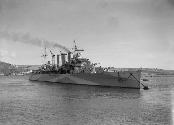 Krążownik HMS "Berwick", który przewodził siłom inwazyjnym.