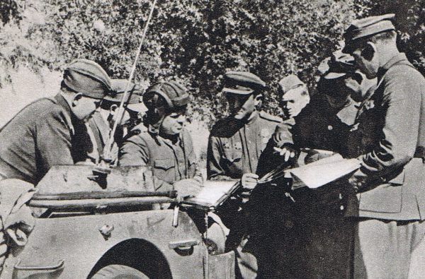 Członkowie 1 Warszawskiej Brygady Pancernej im. Bohaterów Westerplatte na przyczółku warecko-magnuszewskim. Częścią jego obrony była bitwa pod Studziankami.