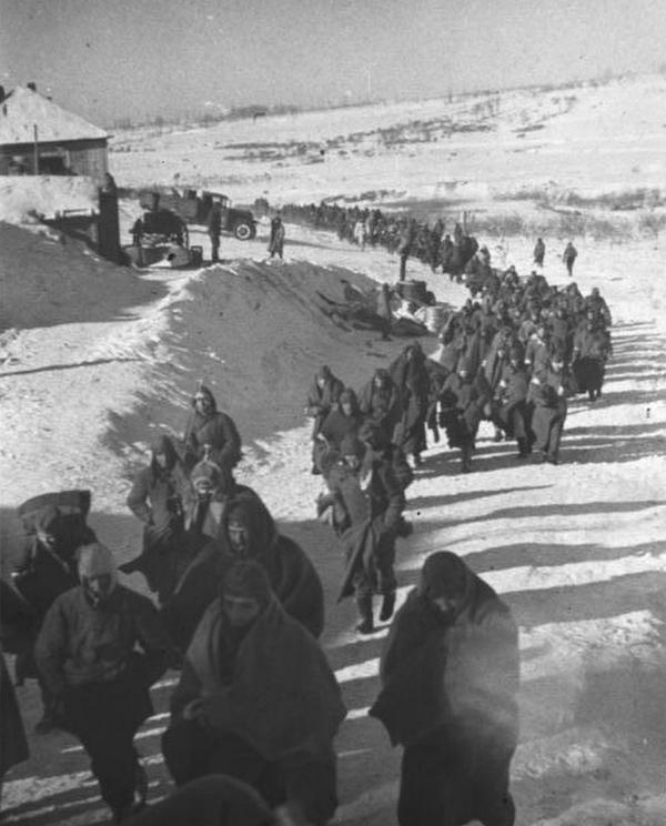 Po klęsce pod Stalingradem Niemcy potrzebowali uzupełnień. W związku z tym w szeregach Wehrmachtu znalazły się setki tysięcy Polaków.