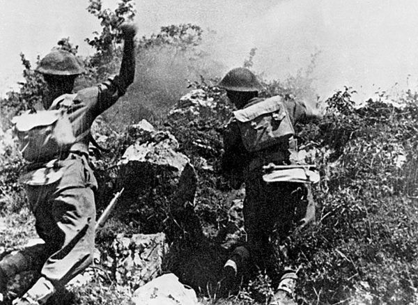 Żołnierze II Korpusu szturmują wzgórze „593”. Kto wie czy naprzeciwko siebie nie mają przymusowo wcielonych do Wehrmachtu rodaków.