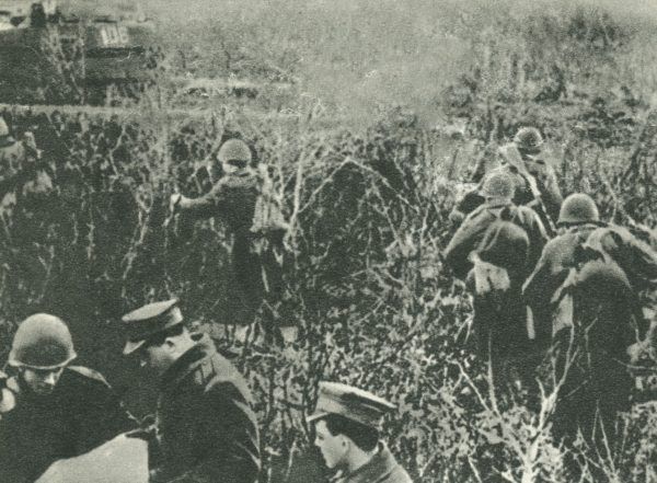 Zdjęcie wykonane przed bitwą pod Lenino, podczas której Weissenberg miał szczęście... wpaść w bagno.