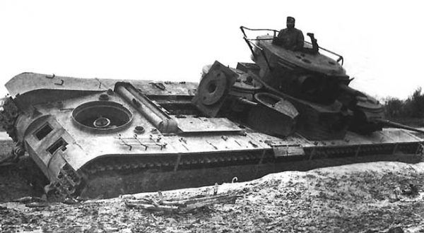 Zniszczony radziecki czołg T-35, przejęty przez Armię Południe.