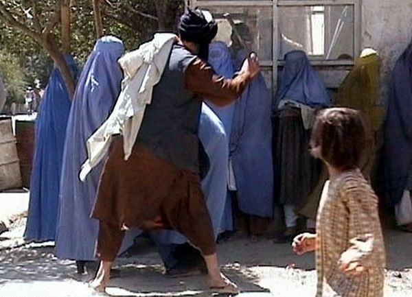 Przejęcie przez talibów władzy w Afganistanie było prawdziwym koszmarem dla kobiet. Na zdjęciu talibska policja religijna wymierza kobietom publiczną chłostę.