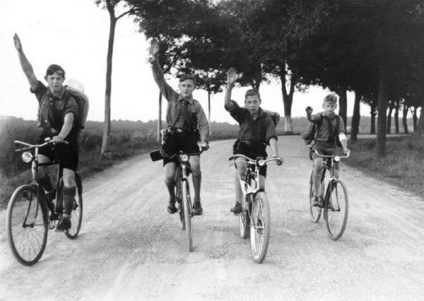 Sport w nazistowskich Niemczech stanowił bardzo ważny element wychowania. Na zdjęciu członkowie Hitlerjugend.