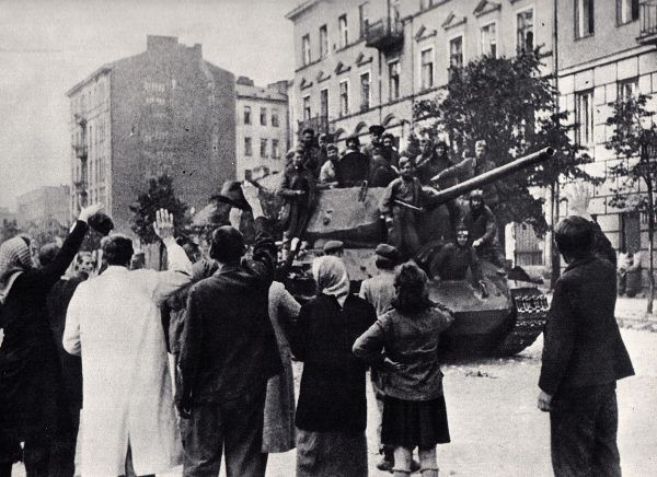 Na zdjęciu radzieccy żołnierze podczas wyzwalania warszawskiej Pragi we wrześniu 1944 roku.