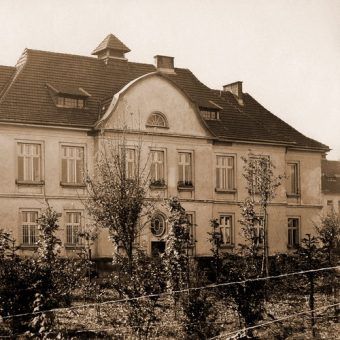 Jeden z budynków krakowskiego szpitala dla umysłowo chorych. Fotografia przedwojenna.