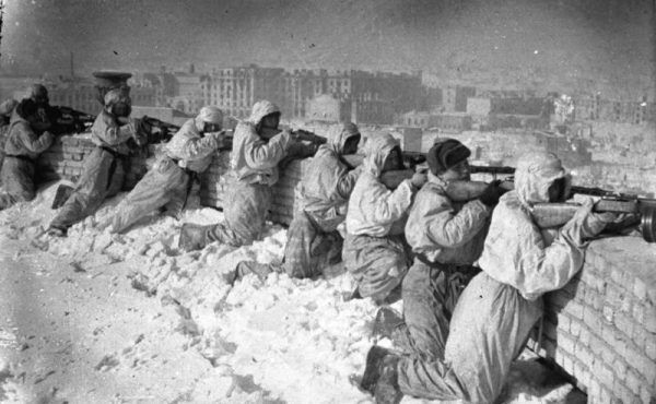 W Stalingradzie żołnierze niemieccy przegrali z armią radziecką i zimą, która paraliżowała armię generała Paulusa.