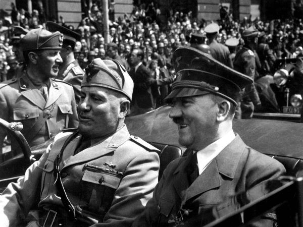 Adolf Hitler kilka razy musiał pomagać swojemu nierozważnemu sojusznikowi z Włoch. Na zdjęciu Benito Mussolini z Hitlerem.
