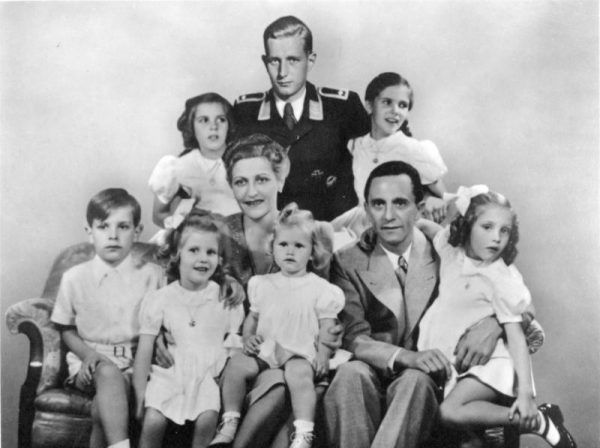 Rodzina Goebbelsów w całości. Rodzice: Magda i Joseph i dzieci: Helga, Hildegard, Helmut, Hedwiga, Holdine i Heidrun. W mundurze u góry syn Magdy z pierwszego małżeństwa - Harald.