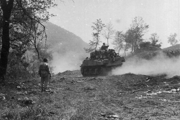Tymieniecki Shermanem przejechał całą kampanię włoską. Na zdjęciu Saperzy na czołgu M4 Sherman w drodze do "Gardzieli" podczas bitwy pod Monte Cassino.