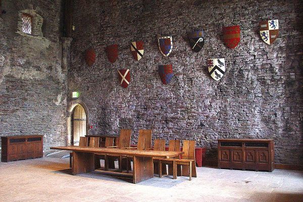 Współczesna rekonstrukcja hallu nawet w nie oddaje w pełni wspaniałości tego pomieszczenia. Zdjęcie pochodzi z walijskiego zamku Caerphilly.