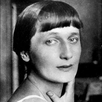 Anna Achmatowa, wybitna rosyjska poetka, pomogła Nadii Mandelsztam ukrywać się po aresztowaniu jej męża przez radzieckie władze.