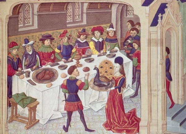 Podczas średniowiecznych uczt nie tylko podawano wyszukane potrawy, ale i dbano o etykietę. Na tej francuskiej miniaturze z XV wieku widzimy, jak na stół wkracza pieczony paw.