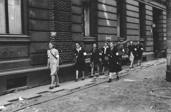 W patrolach sanitarnych Wojskowej Służby Kobiet odwagą wykazywały się nastoletnie dziewczyny. Na zdjęciu sanitariuszki AK na ulicy Moniuszki 9, dnia 5 sierpnia 1944.