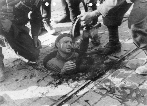 Gdy na miasto spadały bomby, życie schodziło do podziemia. Żołnierze wędrowali przemieszczając się kanałami. W piwnicach i schronach organizowano szpitale. 